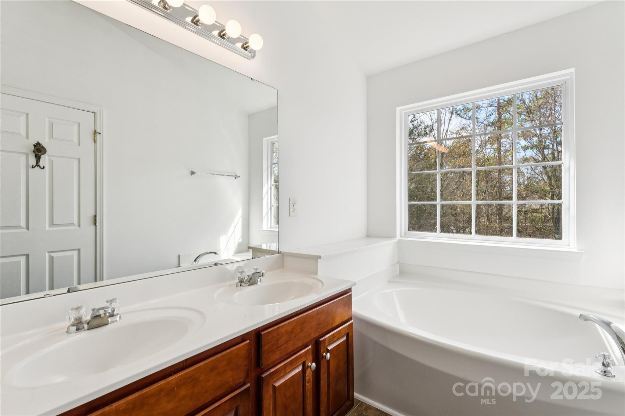 10032 Treeside Lane — Matthews