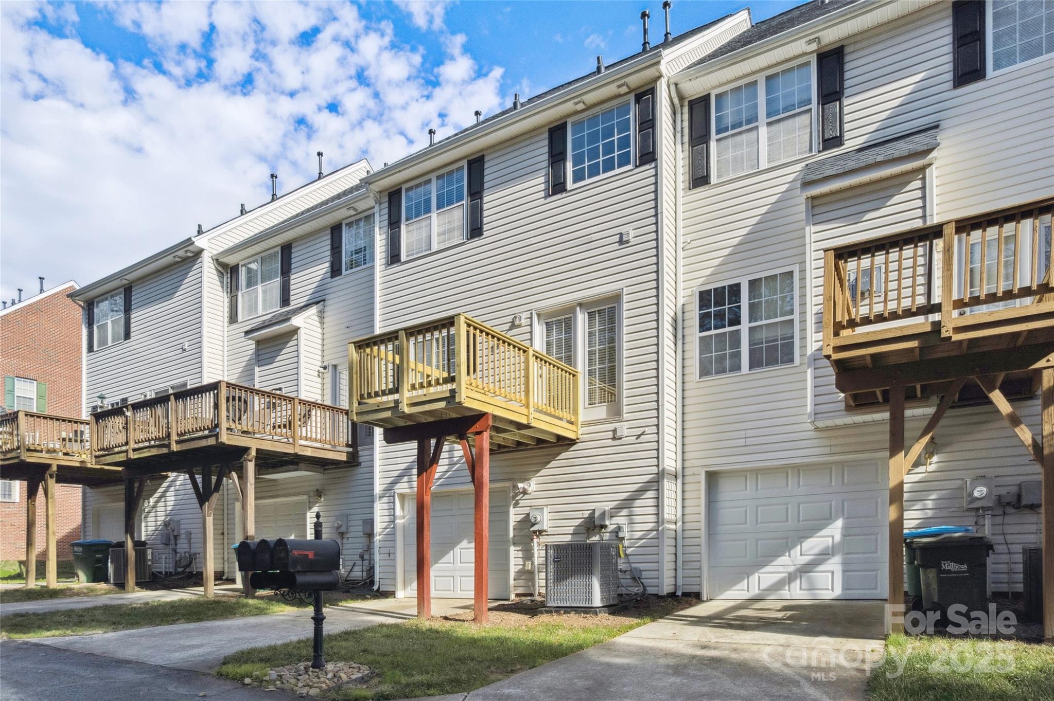 10032 Treeside Lane — Matthews