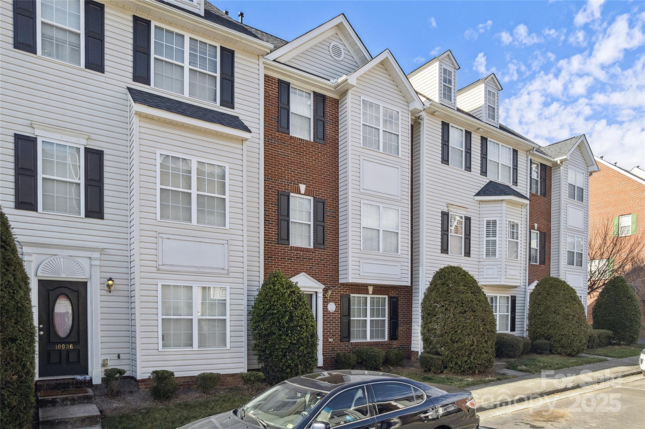 10032 Treeside Lane — Matthews