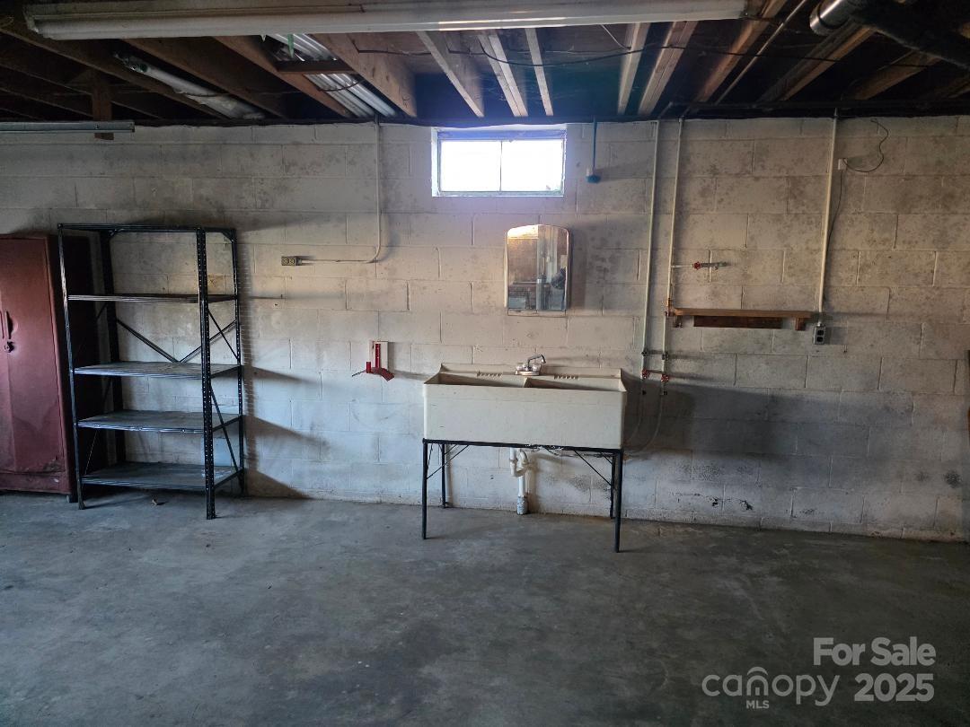1375 E US Highway 19E Highway — Burnsville