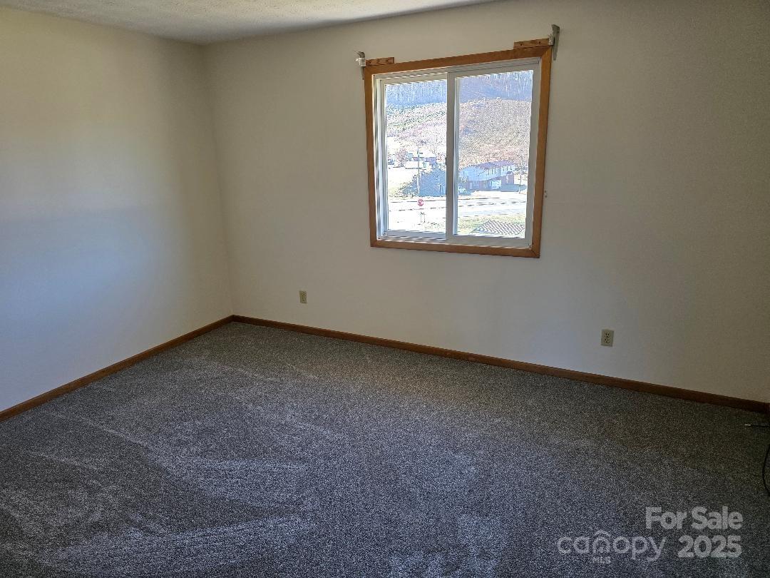 1375 E US Highway 19E Highway — Burnsville