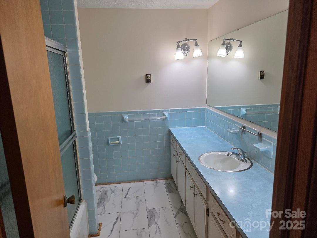 1375 E US Highway 19E Highway — Burnsville