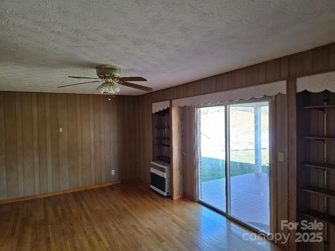 1375 E US Highway 19E Highway — Burnsville