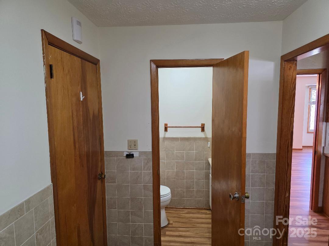 1375 E US Highway 19E Highway — Burnsville