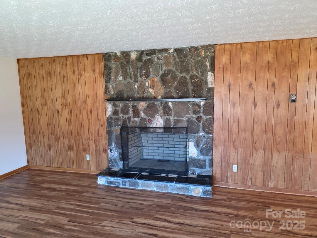 1375 E US Highway 19E Highway — Burnsville