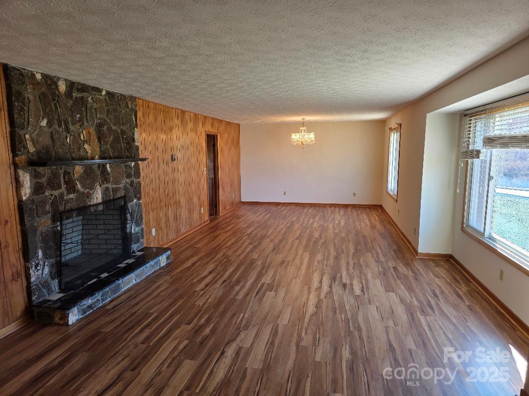 1375 E US Highway 19E Highway — Burnsville