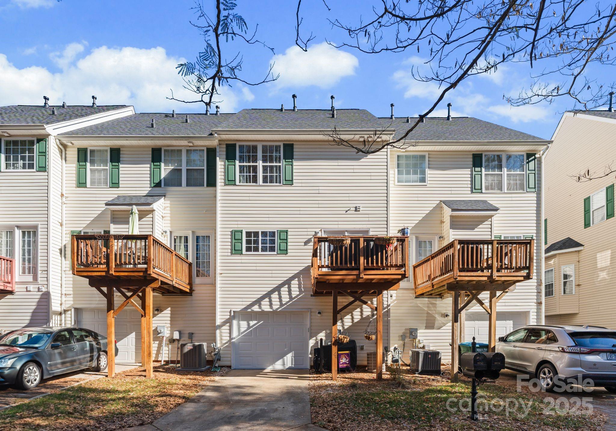 9930 Treeside Lane — Matthews