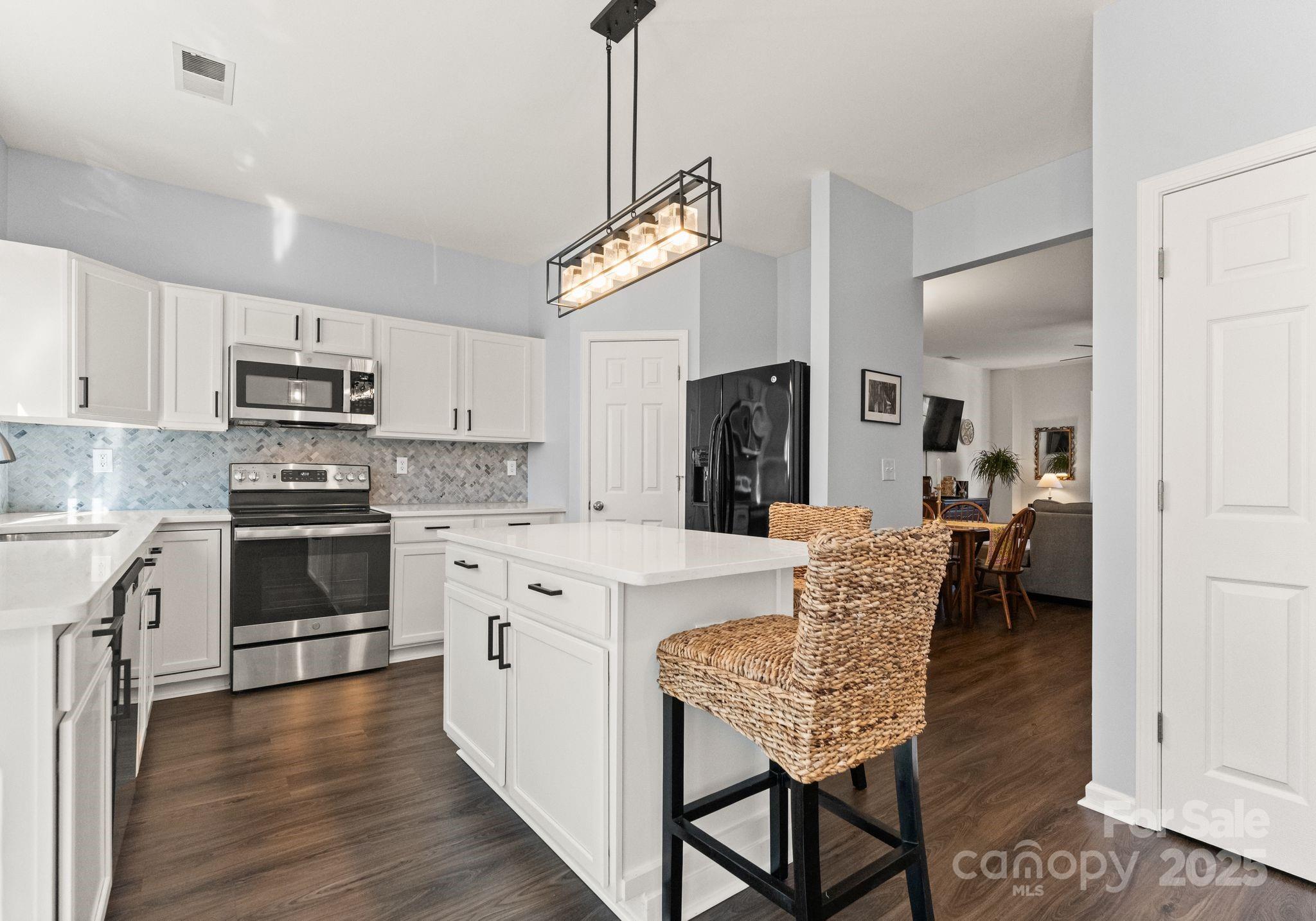 9930 Treeside Lane — Matthews
