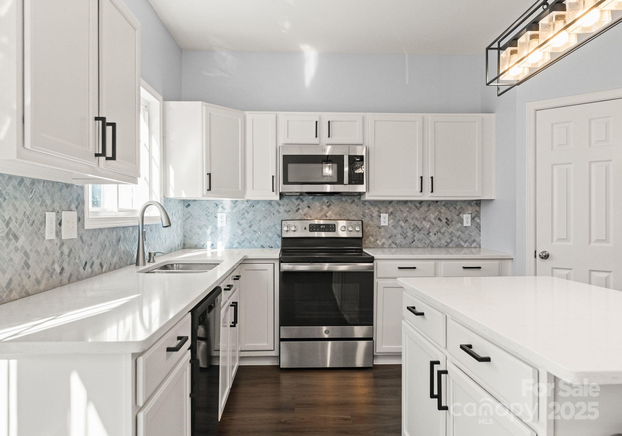 9930 Treeside Lane — Matthews