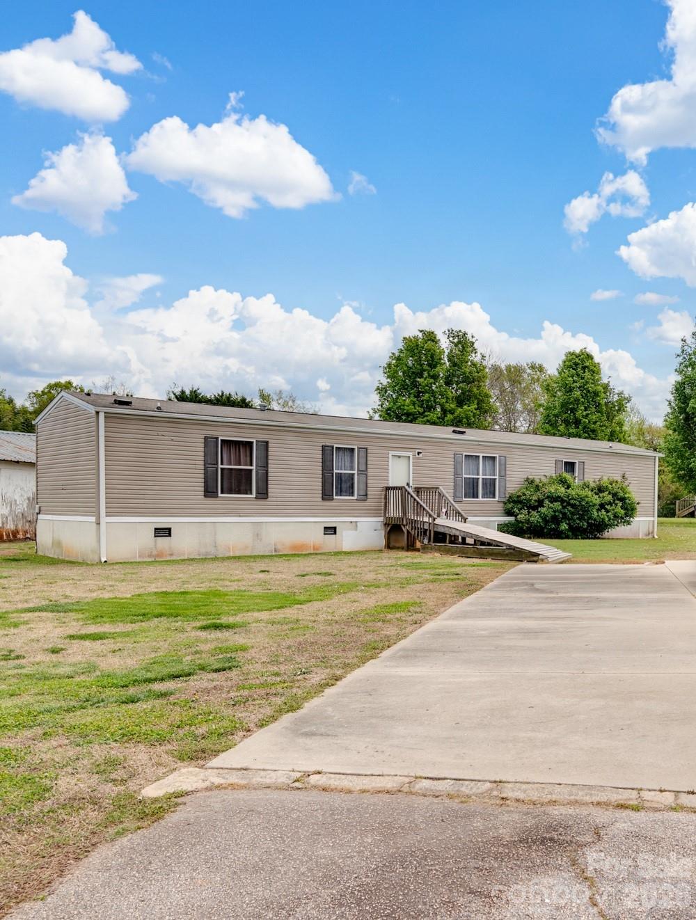 208 Daves Road — York