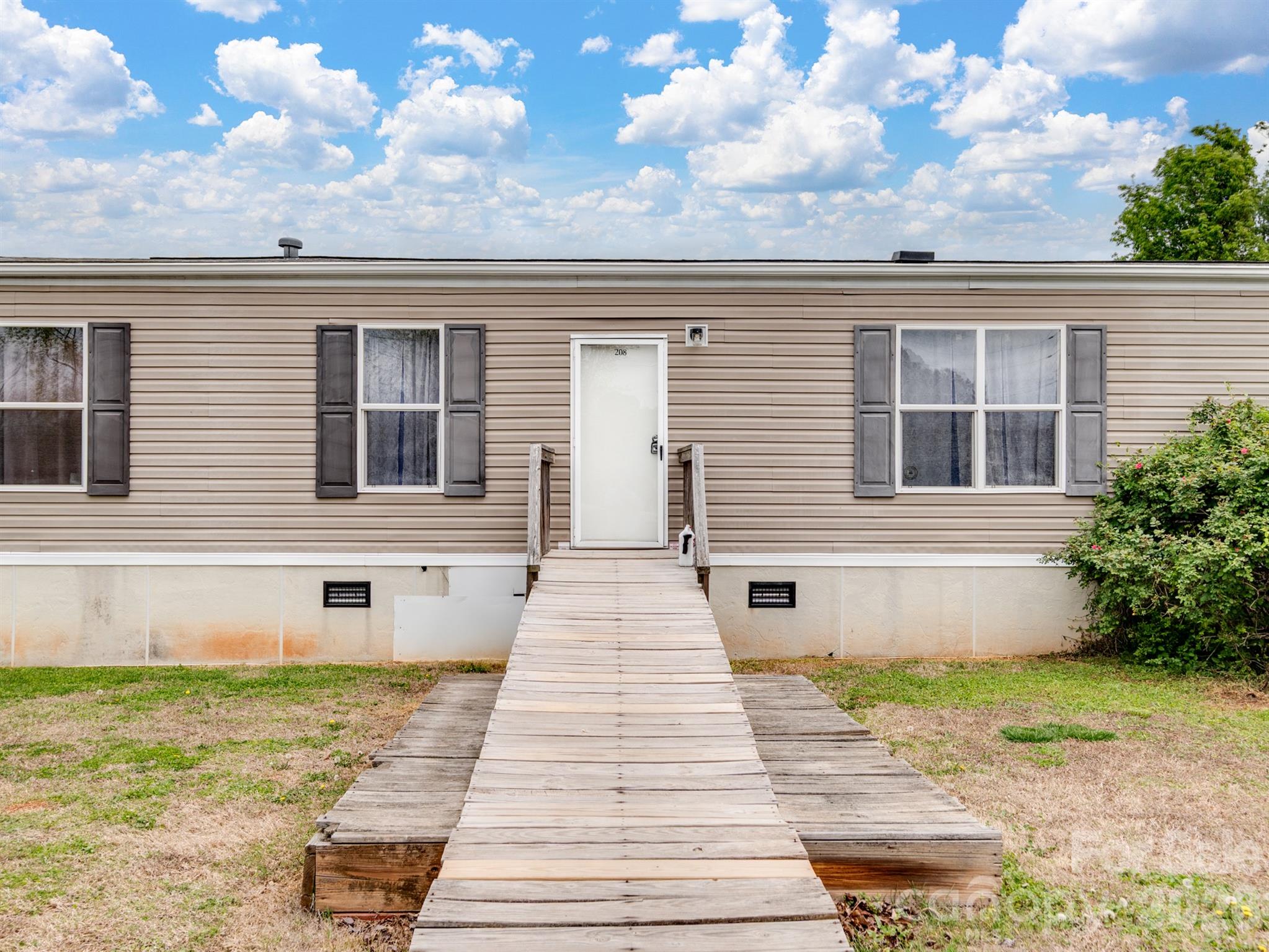 208 Daves Road — York