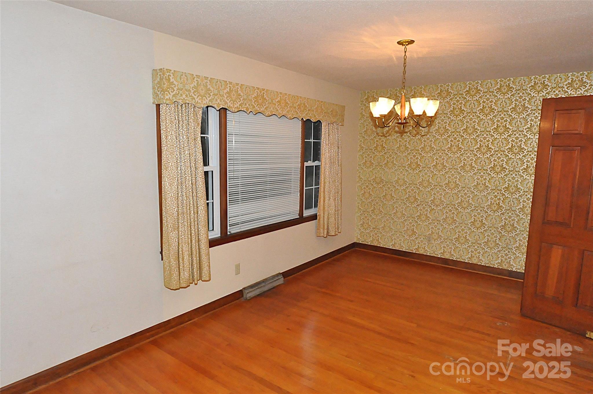 752 Cedar Lane — Chester
