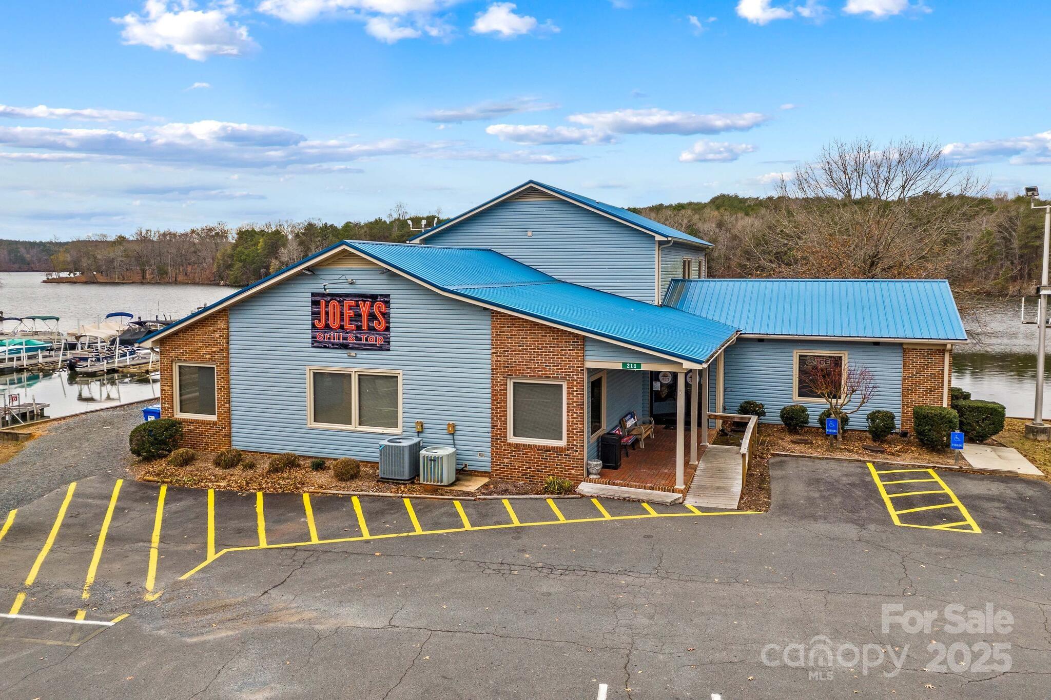 103 S Cardinal Drive — New London