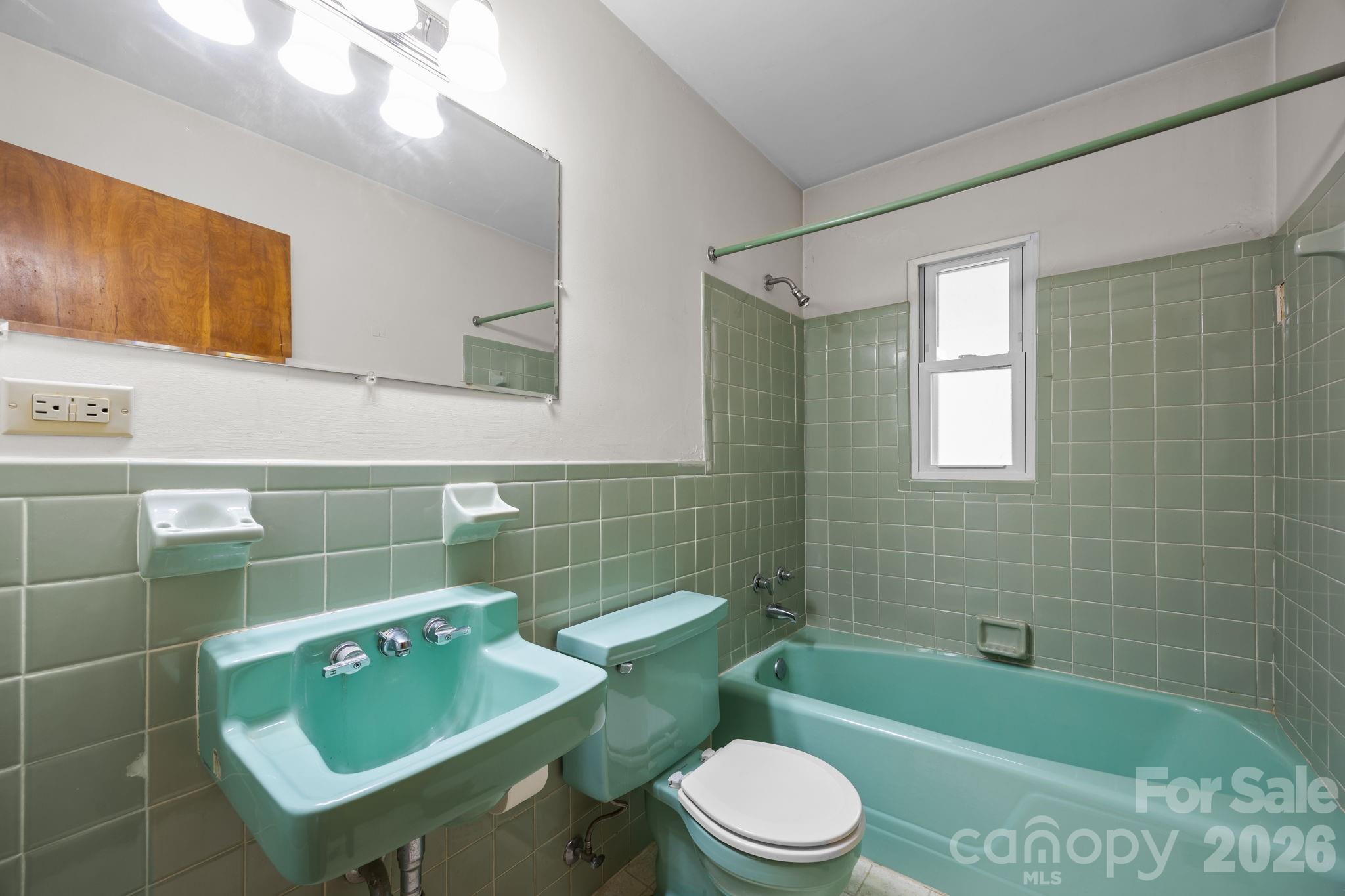 82 Greasy Cove Road — Leicester