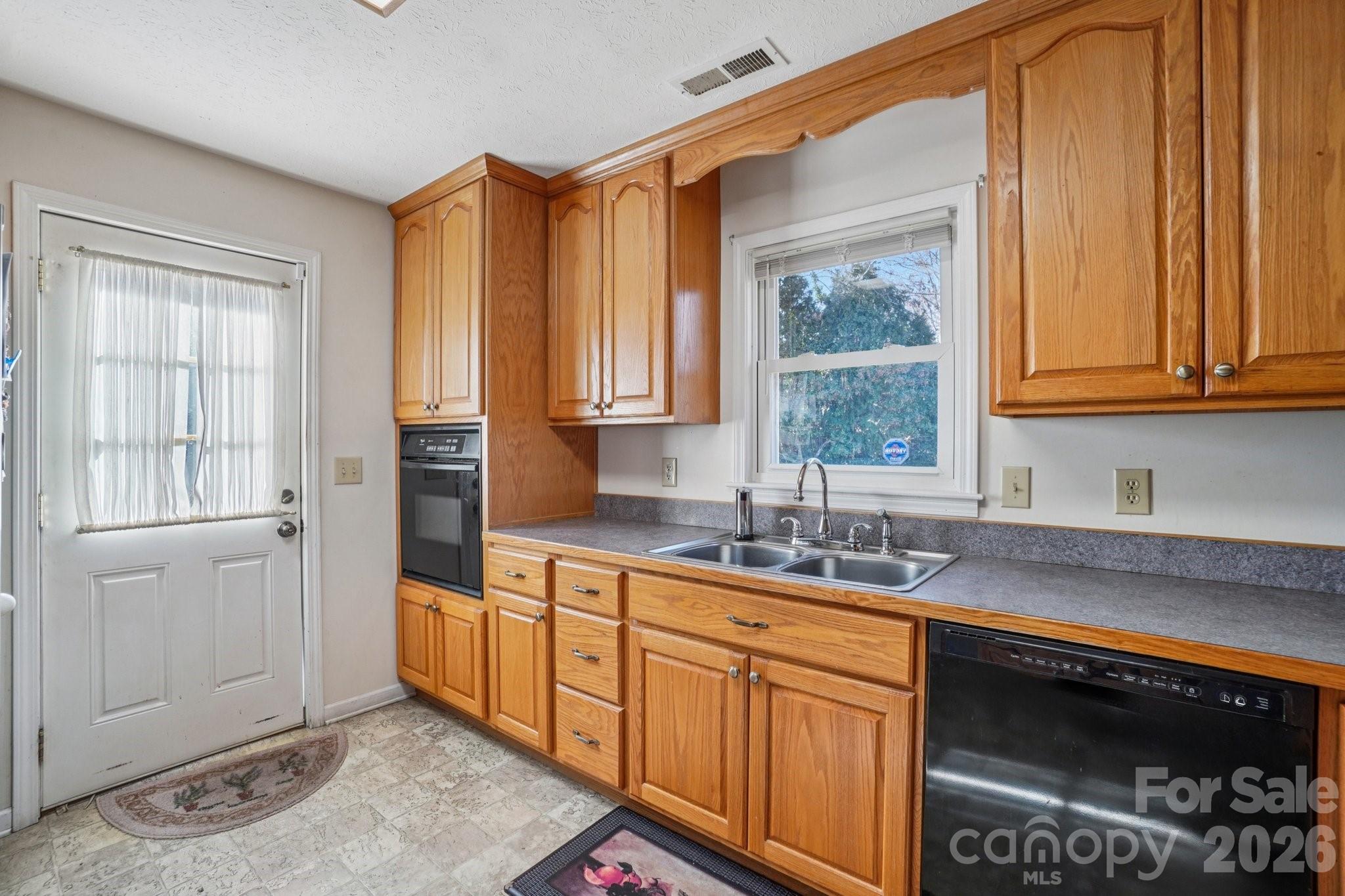 511 Oak Grove Road — East Flat Rock