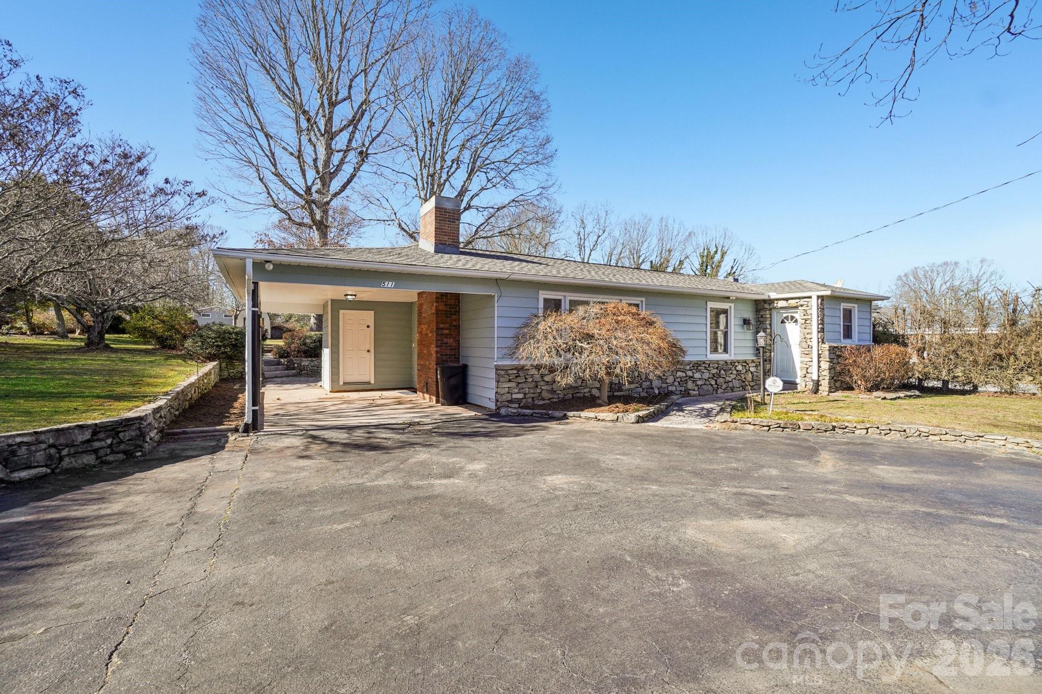 511 Oak Grove Road — East Flat Rock