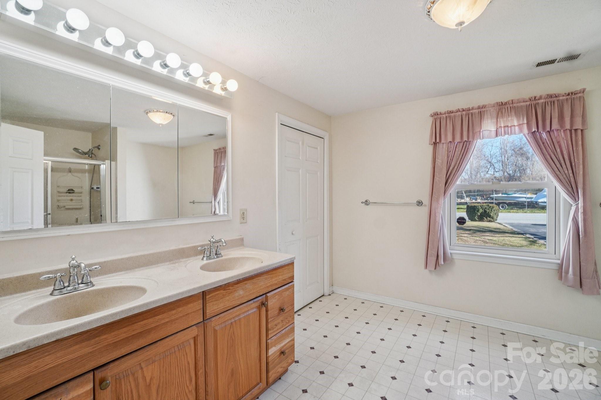 511 Oak Grove Road — East Flat Rock
