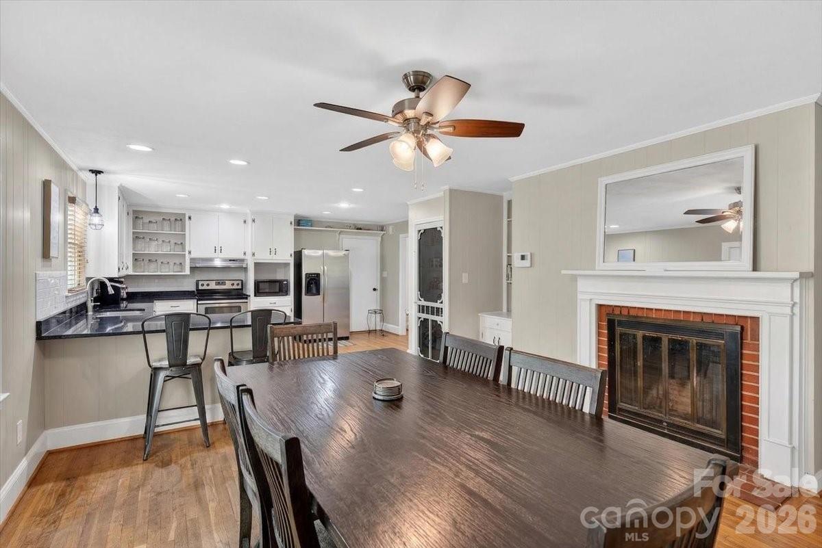 962 Sherwood Circle — Lancaster