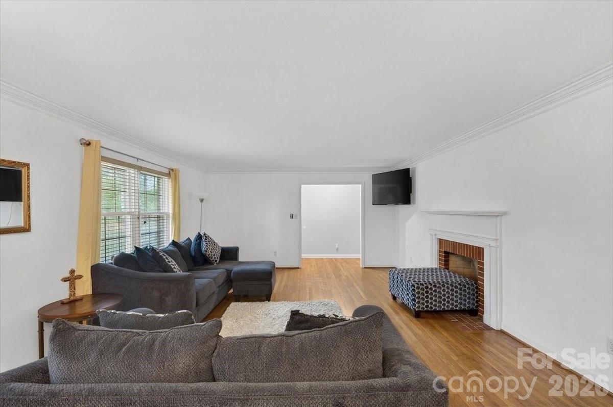 962 Sherwood Circle — Lancaster