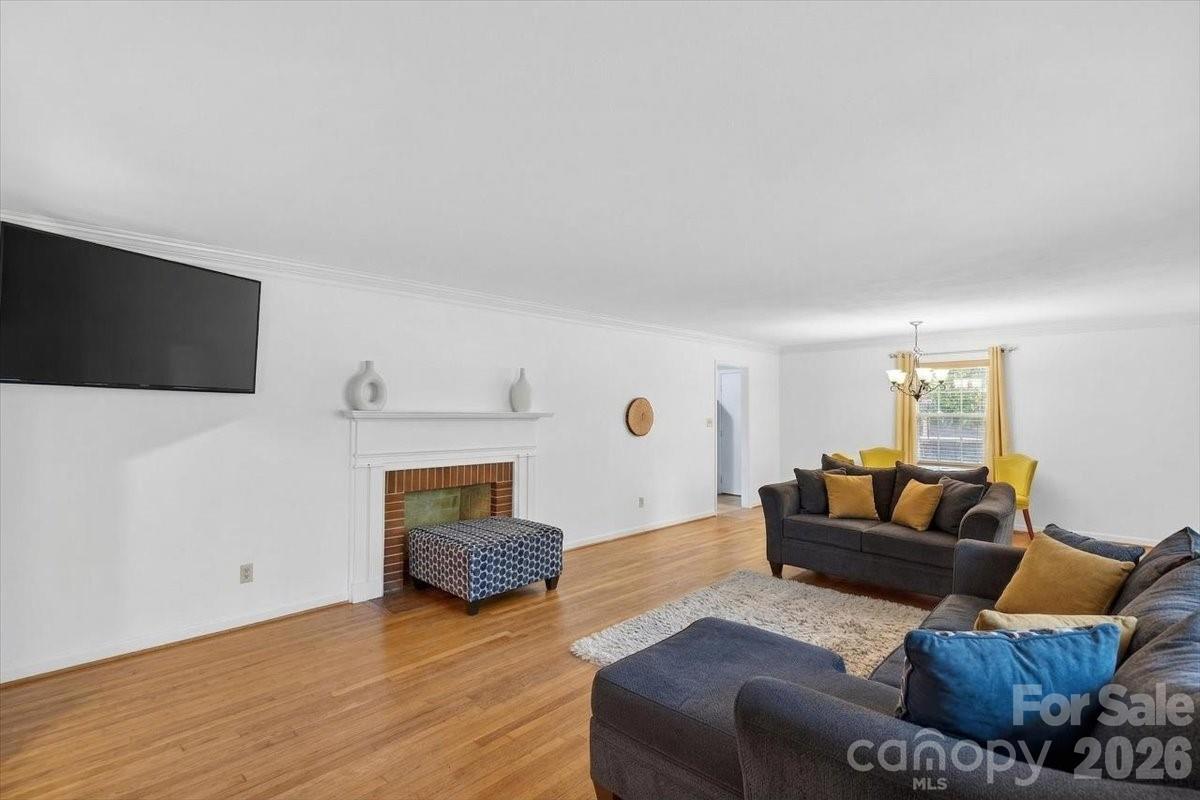 962 Sherwood Circle — Lancaster