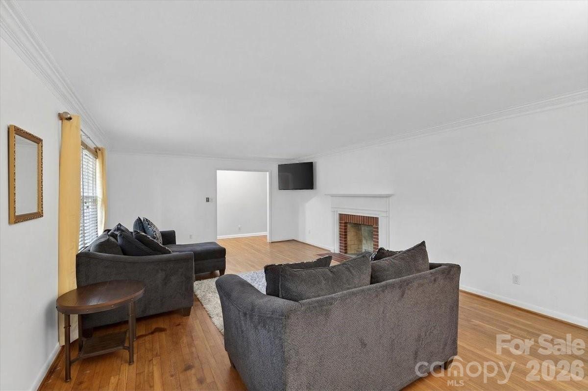 962 Sherwood Circle — Lancaster