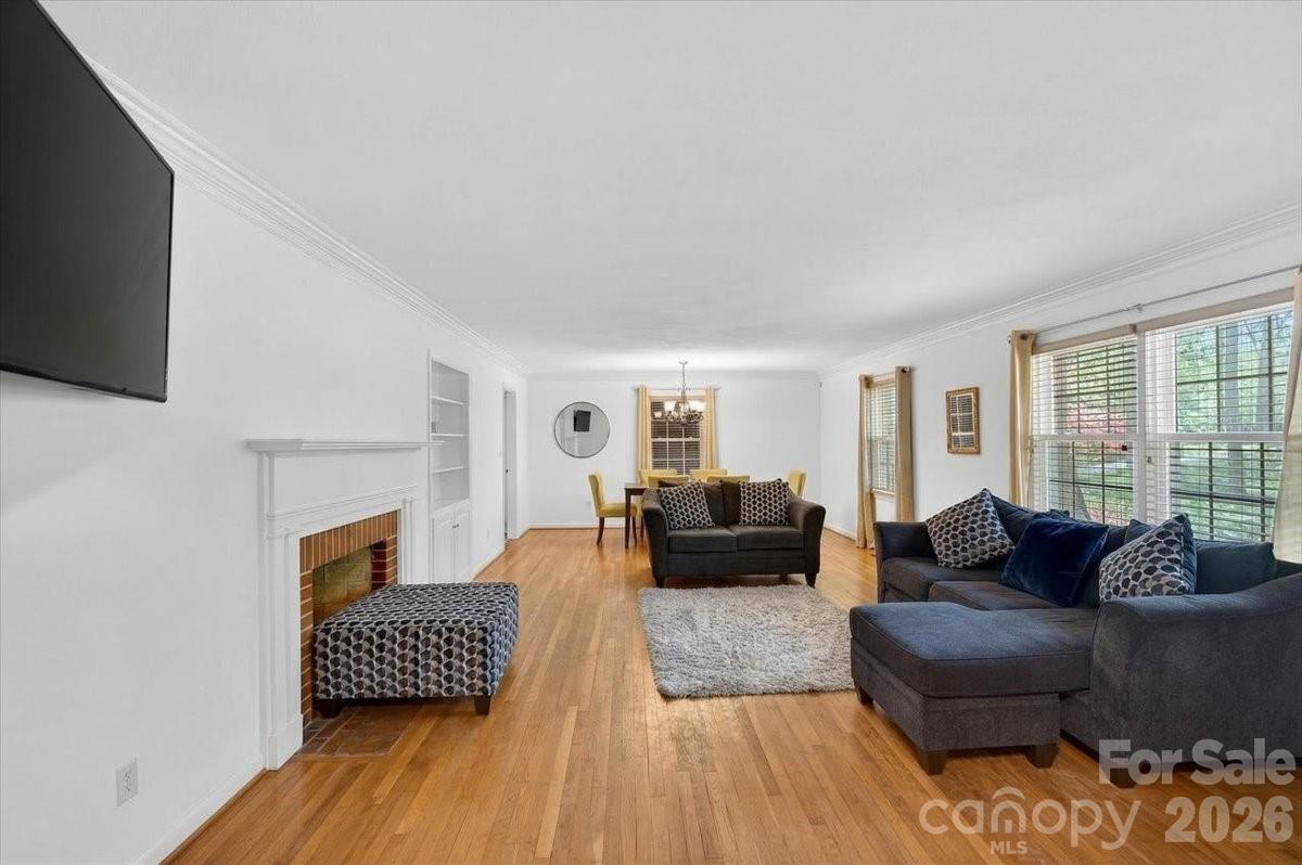 962 Sherwood Circle — Lancaster