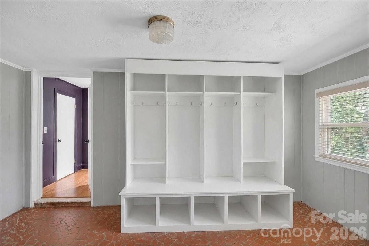 962 Sherwood Circle — Lancaster