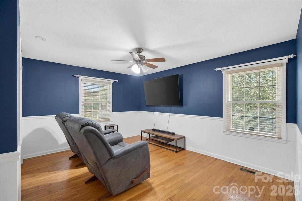 962 Sherwood Circle — Lancaster