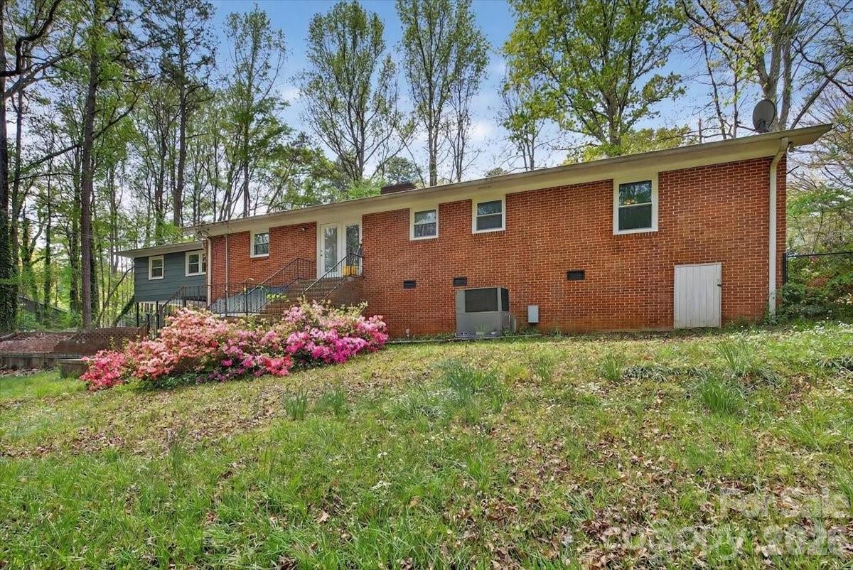 962 Sherwood Circle — Lancaster