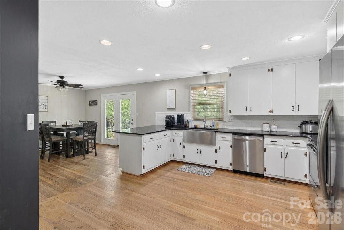 962 Sherwood Circle — Lancaster