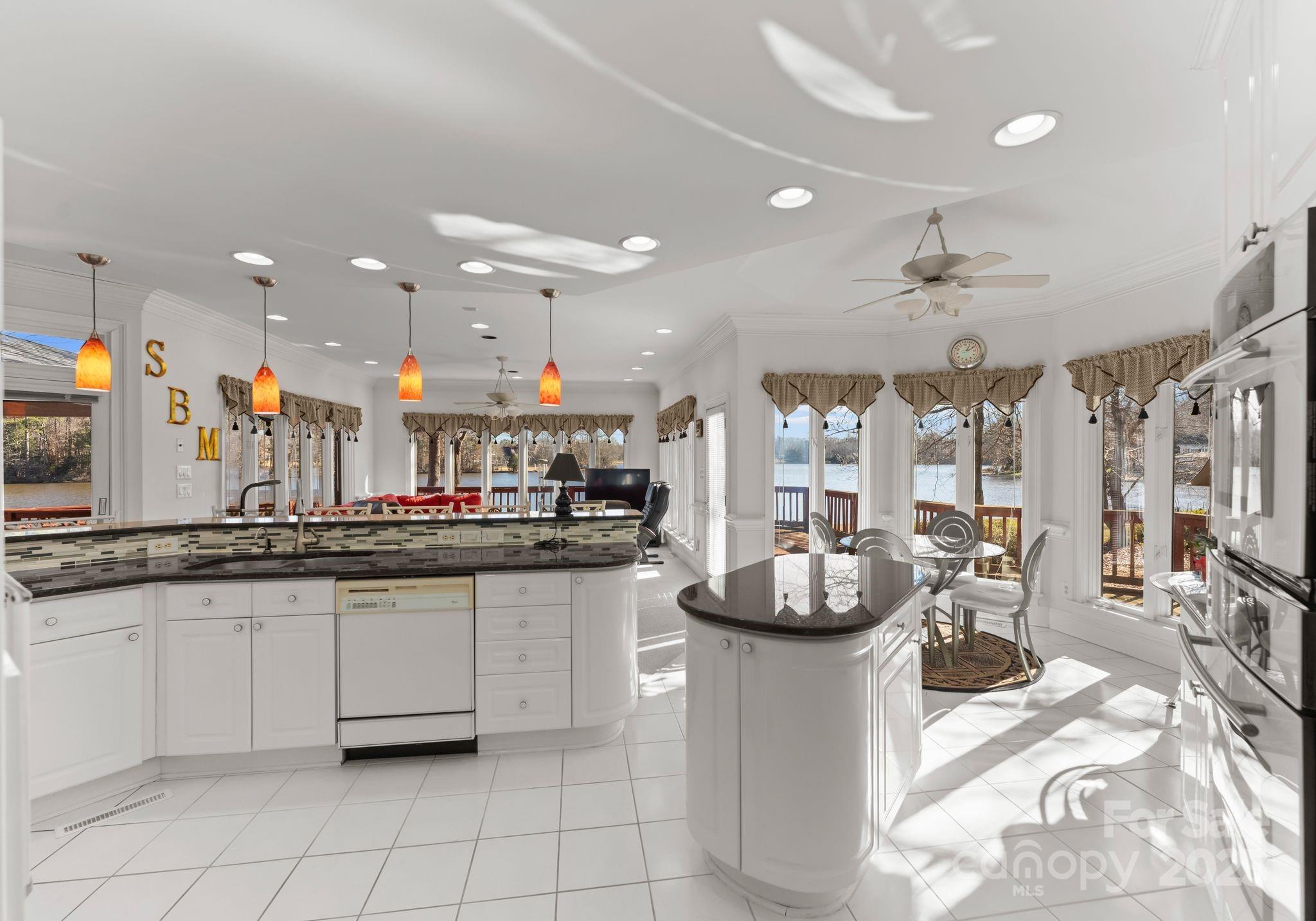 718 Eagle Point Court — Matthews