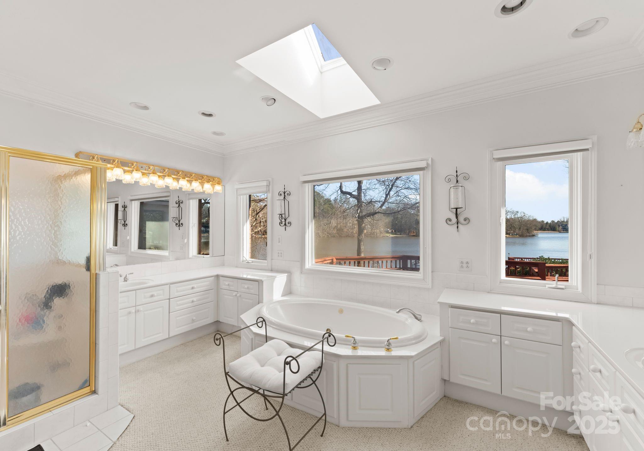 718 Eagle Point Court — Matthews