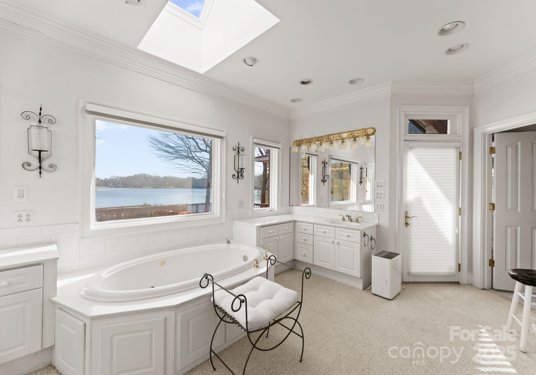 718 Eagle Point Court — Matthews