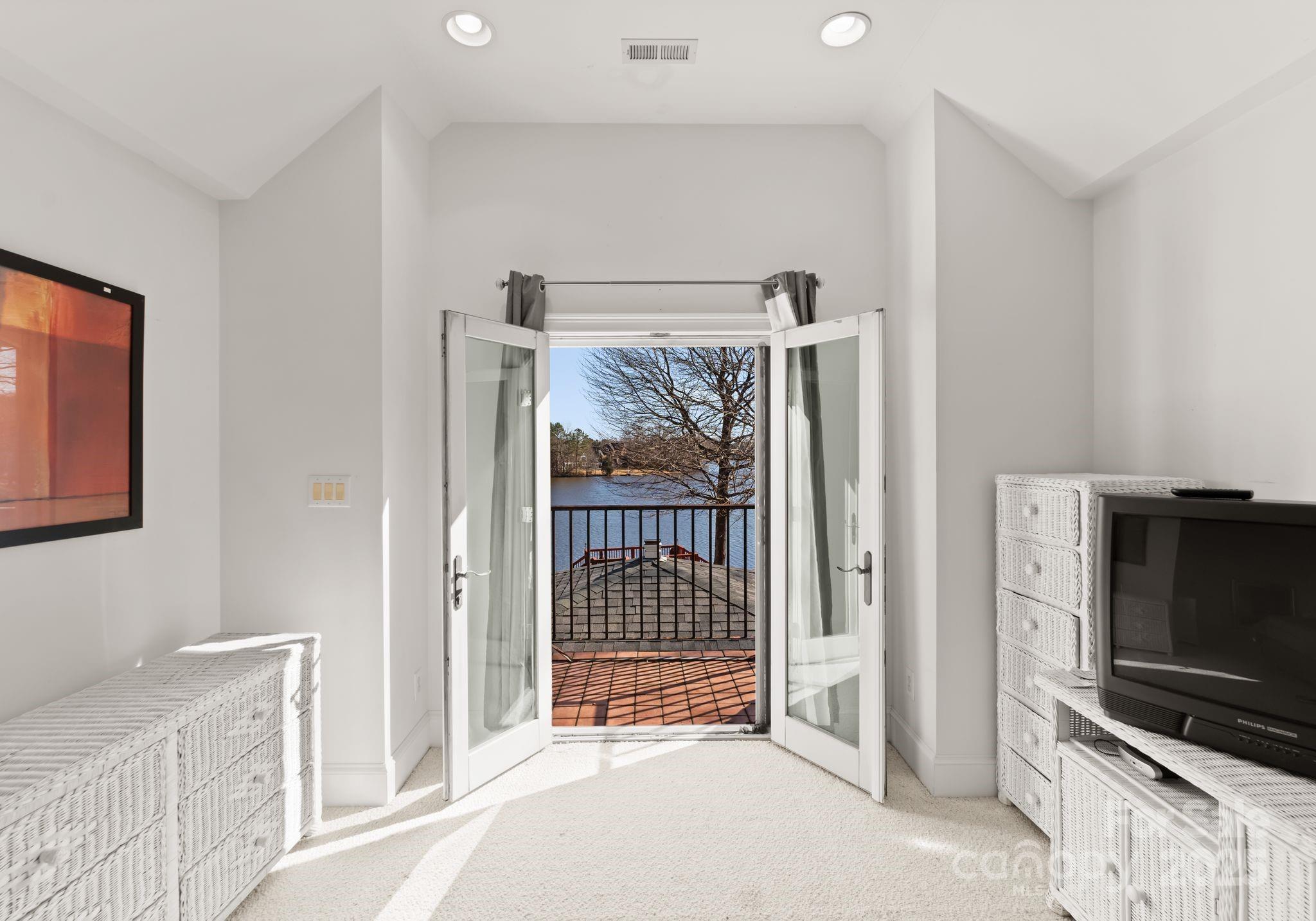 718 Eagle Point Court — Matthews