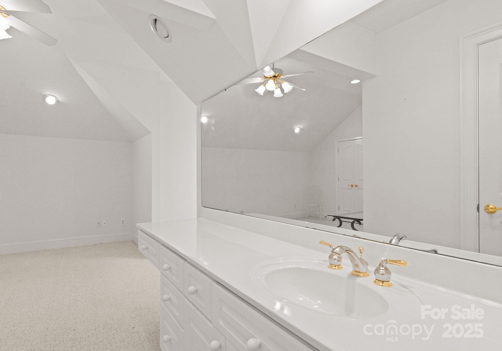 718 Eagle Point Court — Matthews