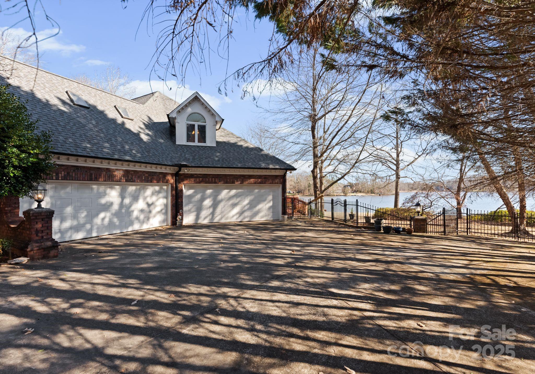 718 Eagle Point Court — Matthews