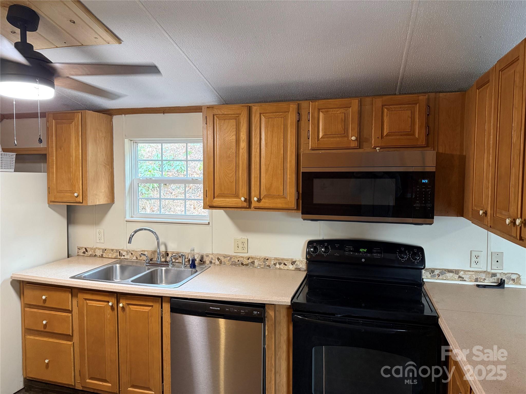55 Twin Oaks Lane — Spruce Pine