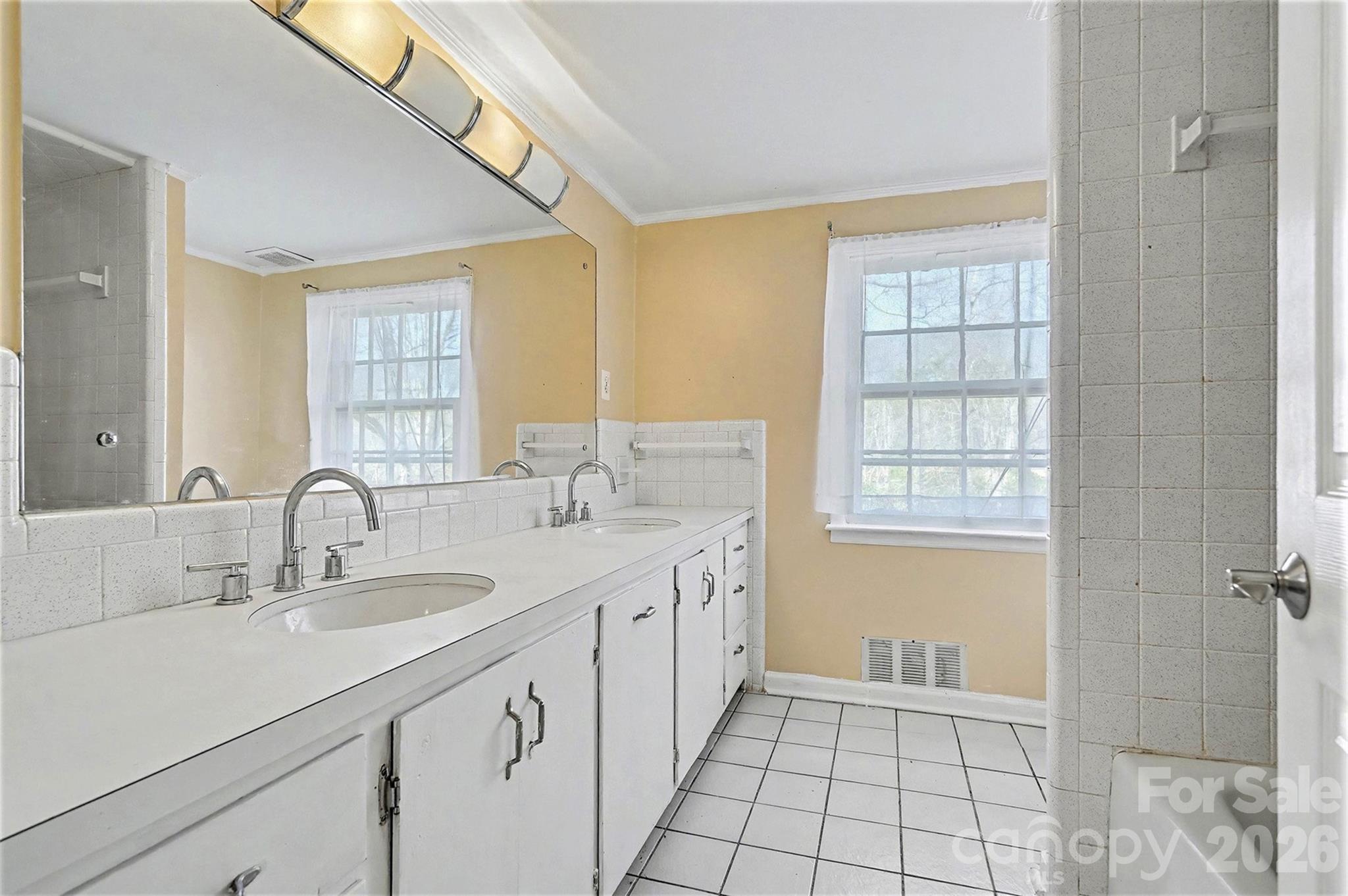 1215 Robinhood Circle — Charlotte