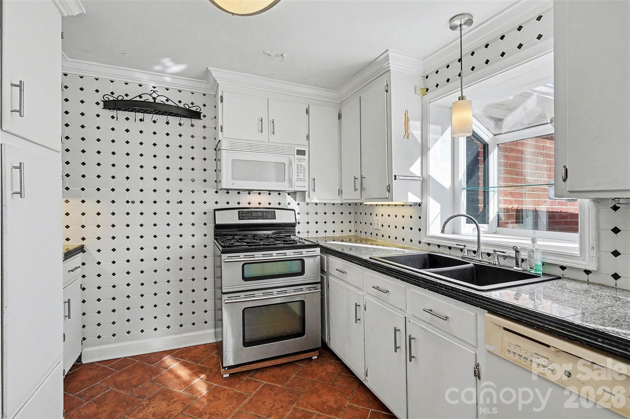 1215 Robinhood Circle — Charlotte