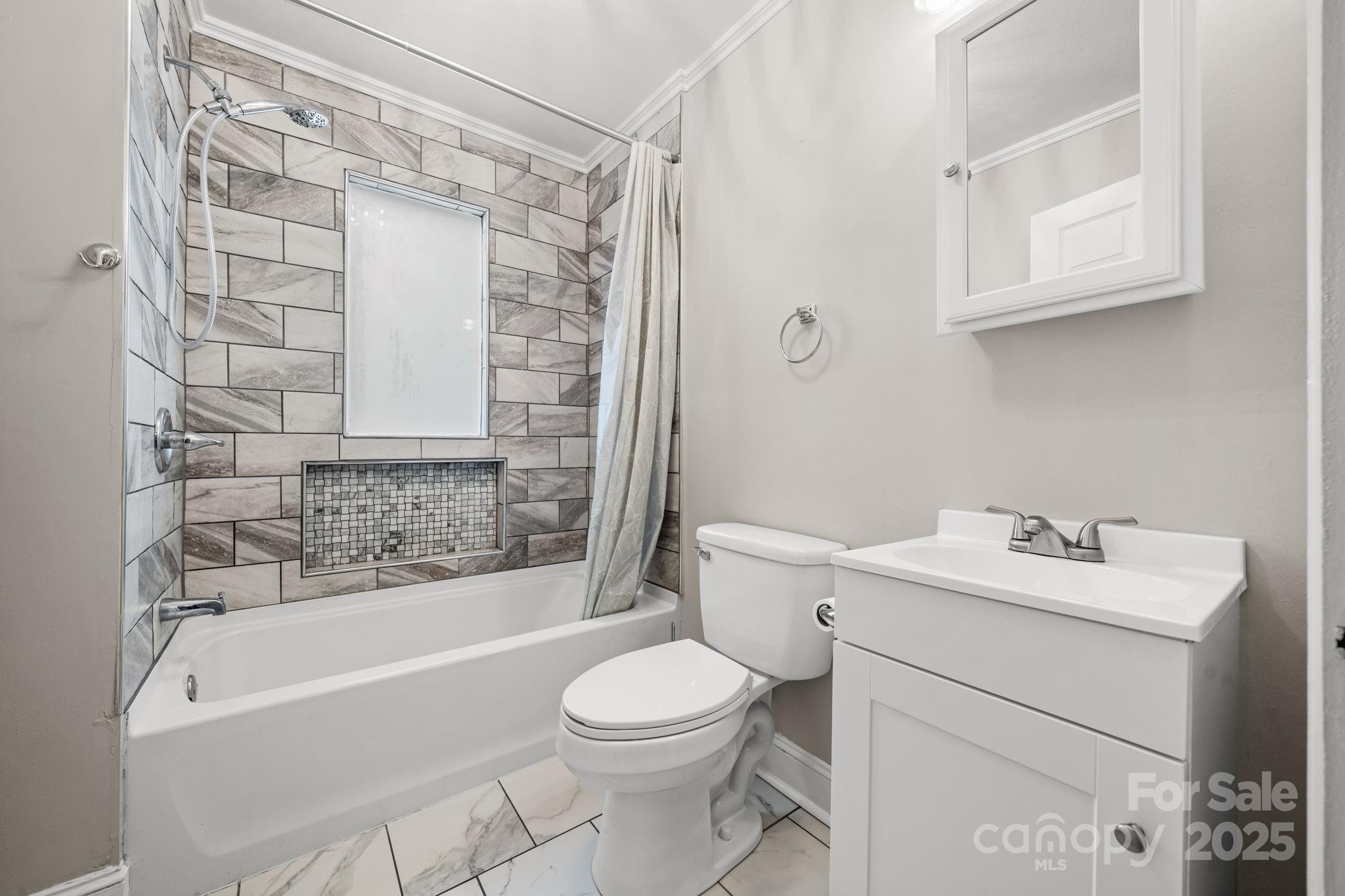 1529 4th Street NE — Hickory