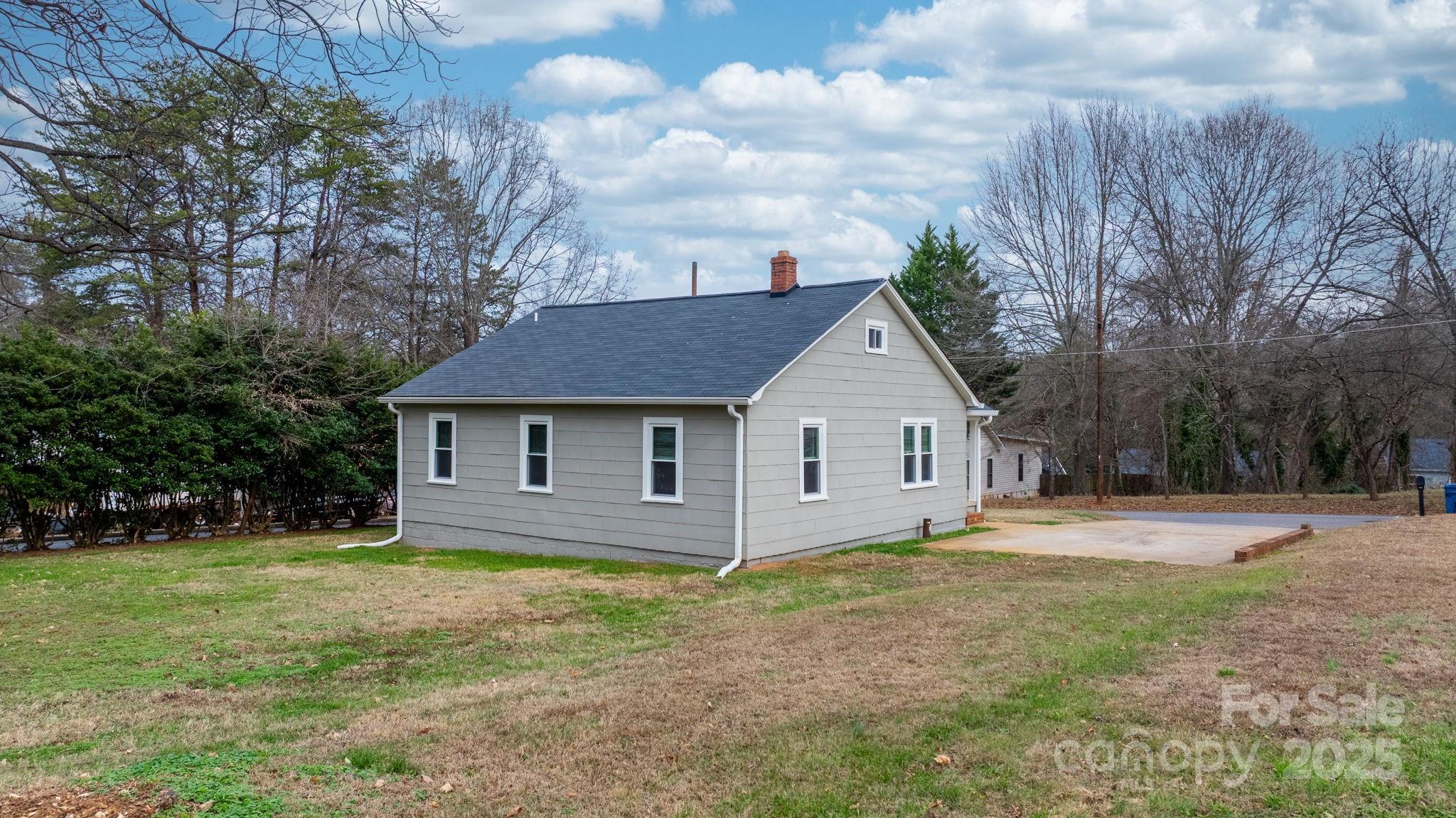 1529 4th Street NE — Hickory