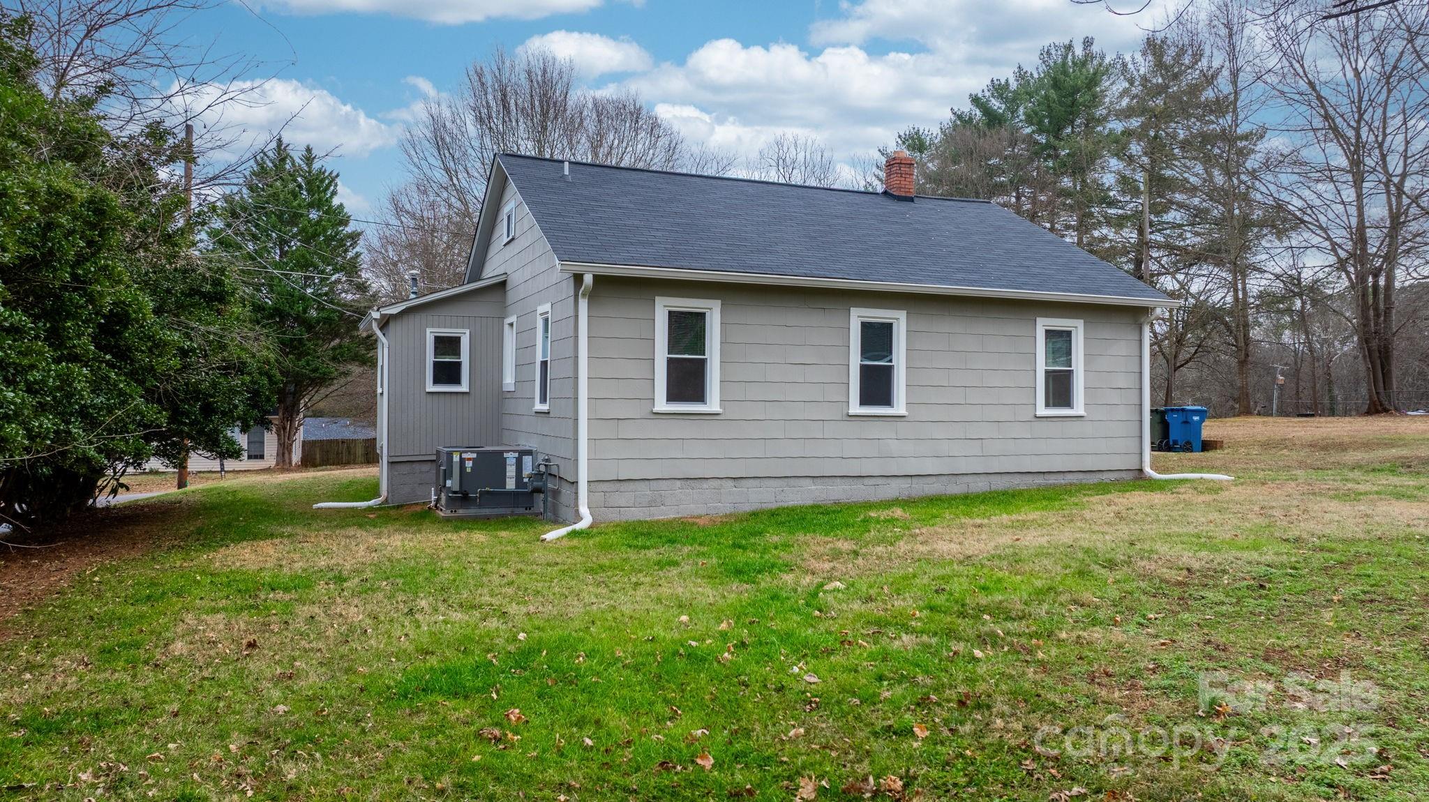 1529 4th Street NE — Hickory