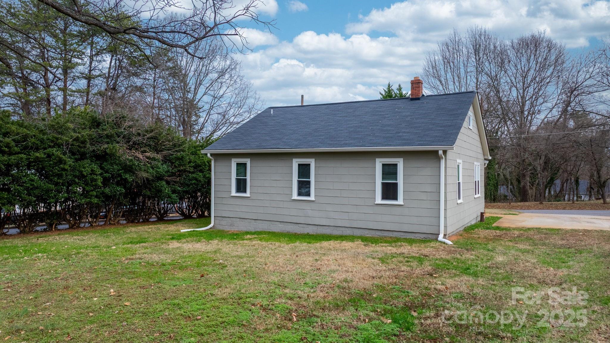 1529 4th Street NE — Hickory