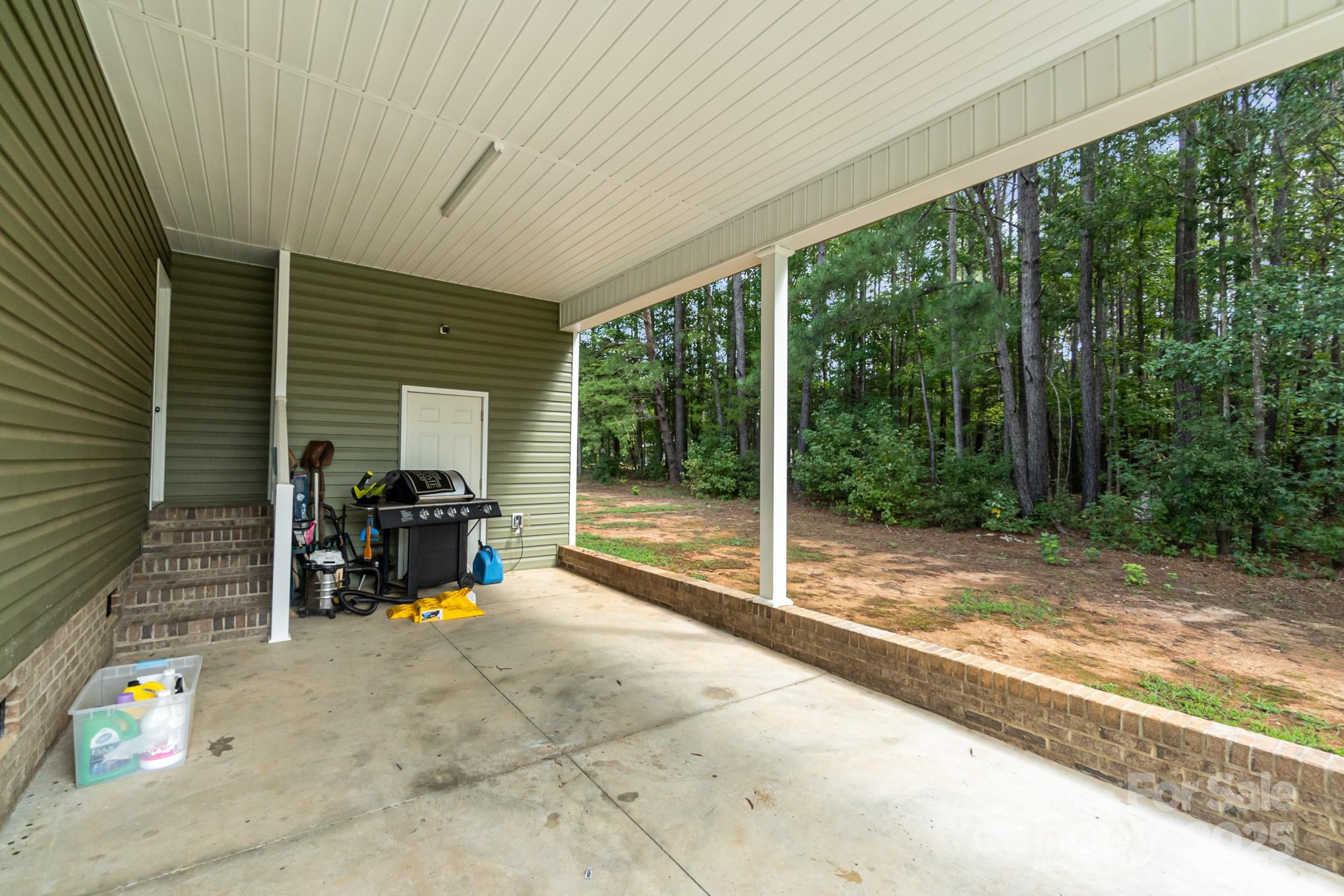 2211 Airport Road — Lancaster