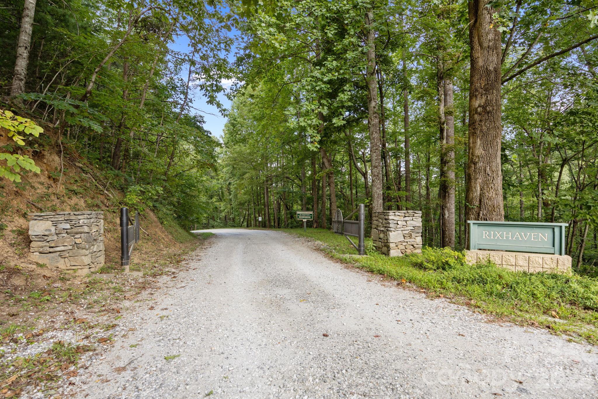 1 Rixhaven Drive — Saluda