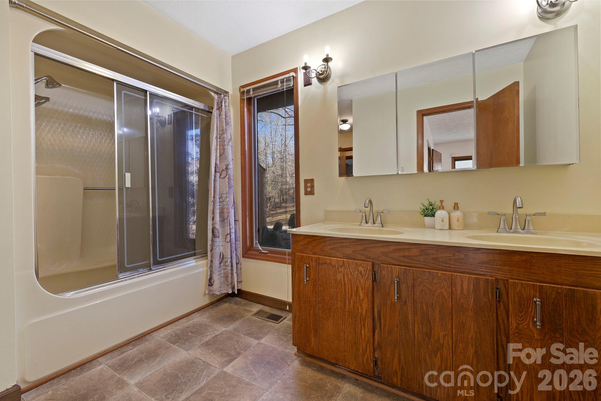 40 Country Bear Lane — Flat Rock