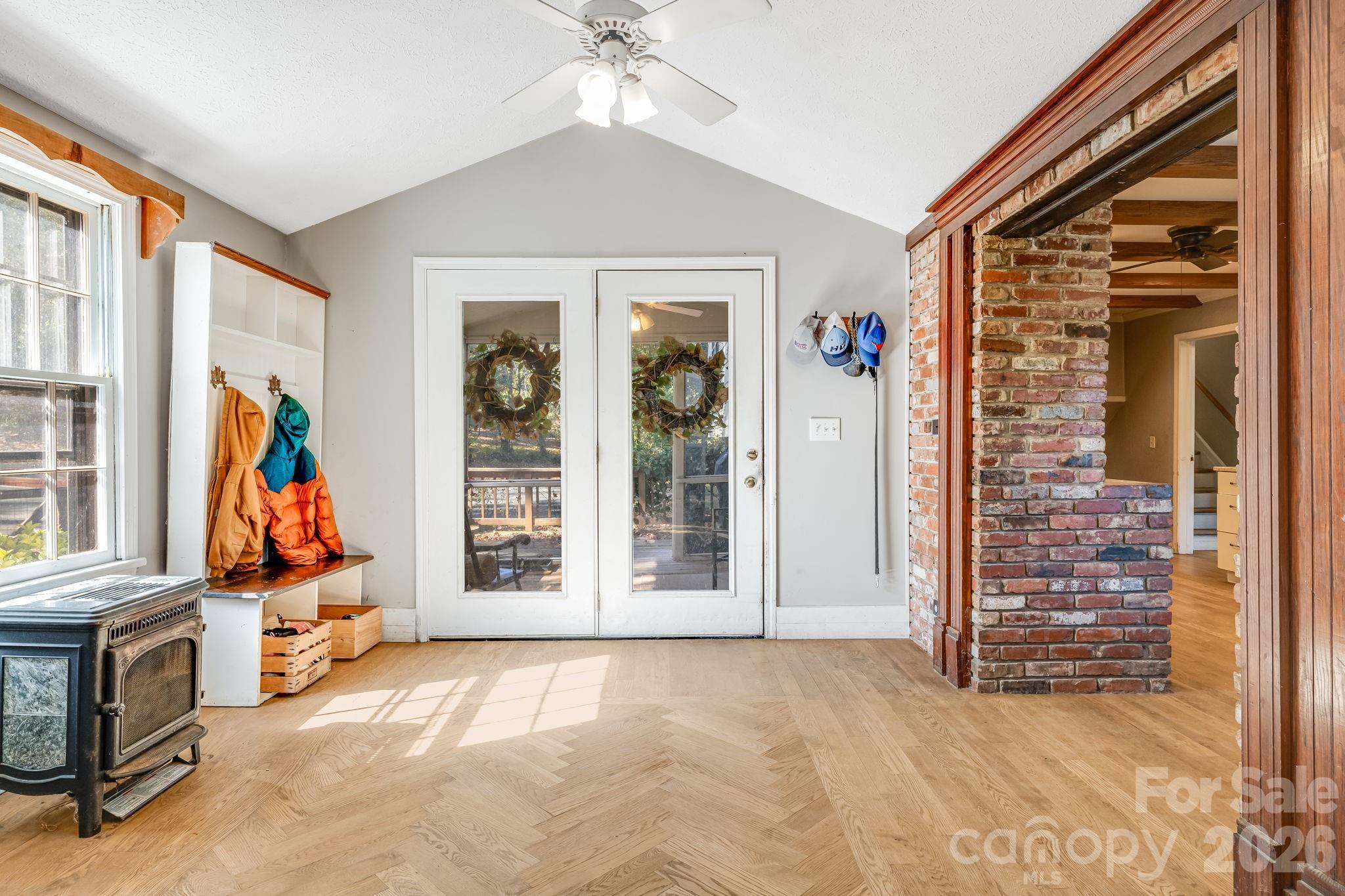 203 Davis Mountain Road — Laurel Park