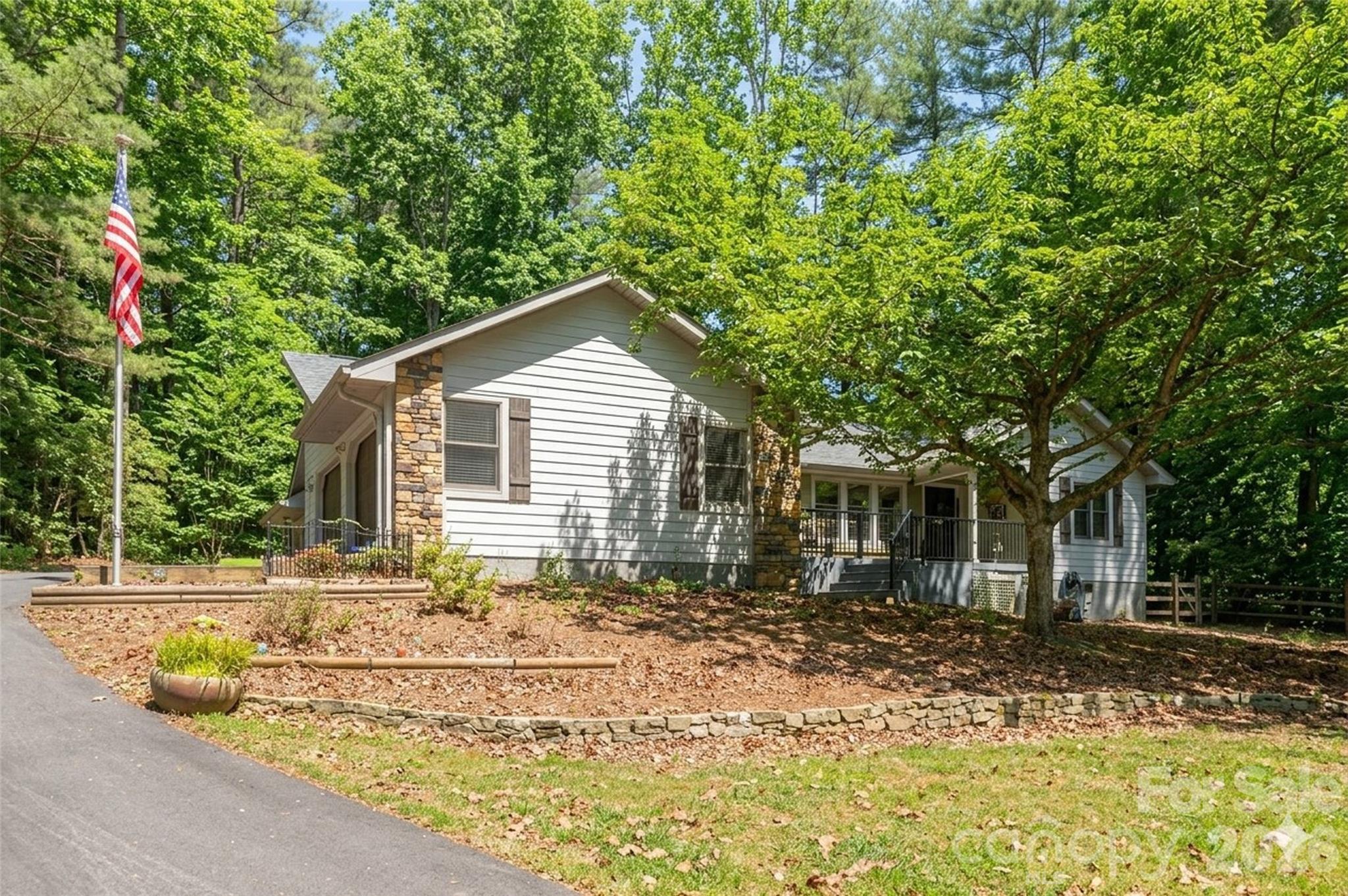 128 Camellia Way — Hendersonville