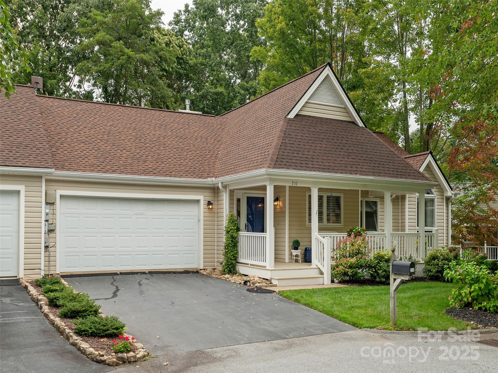 210 Black Oak Lane — Hendersonville