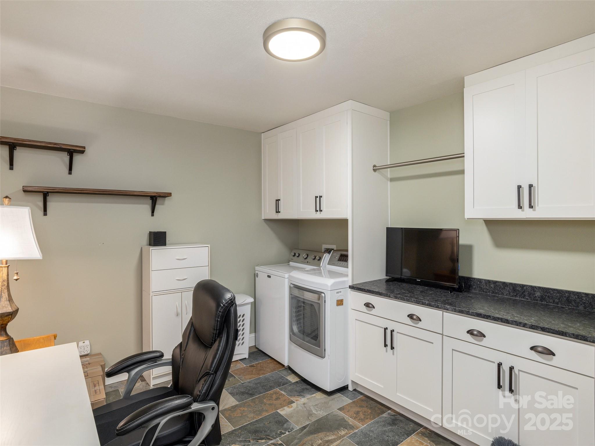 210 Black Oak Lane — Hendersonville